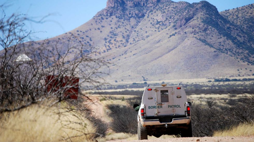 Heavily armed smugglers escort mother and child to Arizona border, disappear
