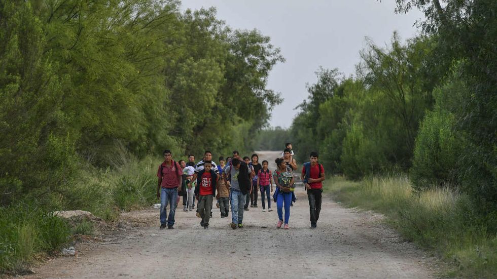 Video shows illegal aliens streaming through Texas neighborhood without border wall