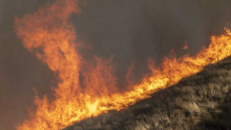 Video: California wildfire is dangerously close to the Reagan Library