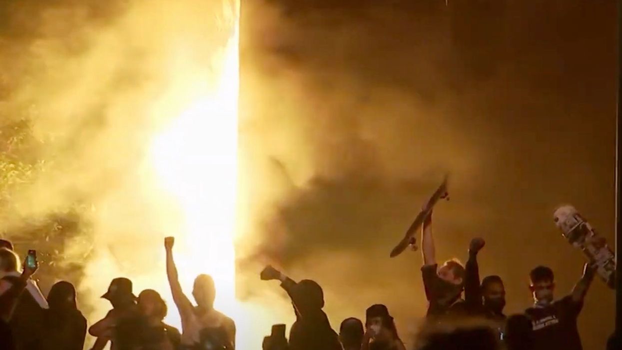 Minneapolis rioters breach police station, livestream from inside as building goes up in flames