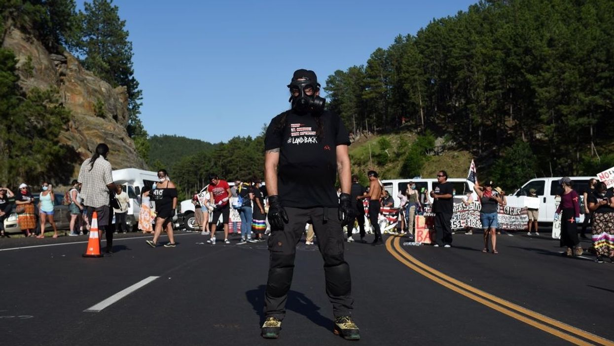 VIDEO: Hundreds of protesters block entrance to Mt. Rushmore ahead of Trump rally