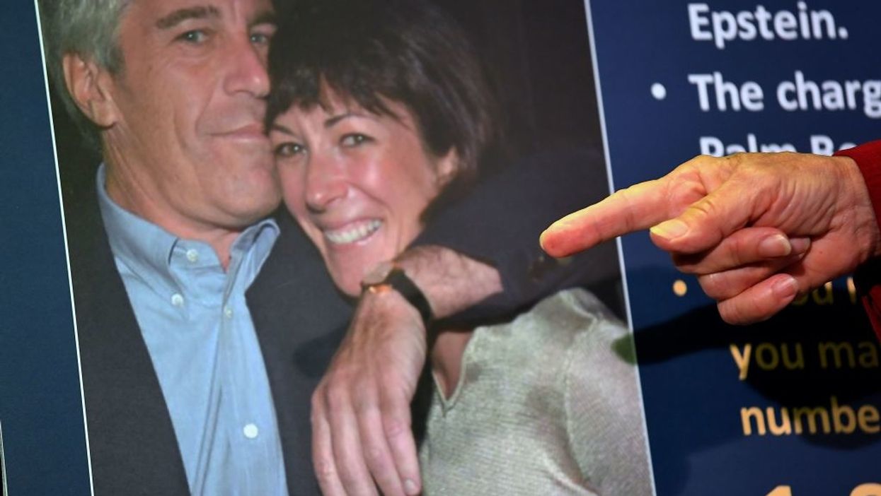 Prosecutors say alleged Epstein accomplice Ghislaine Maxwell​ tried to flee FBI agents before being ​arrested