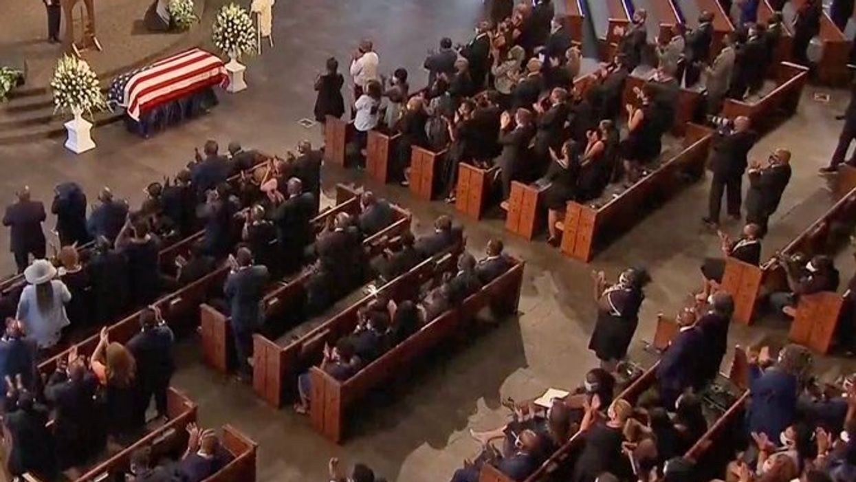 Powerful picture exposes the double standard politicians allow for themselves on social distancing