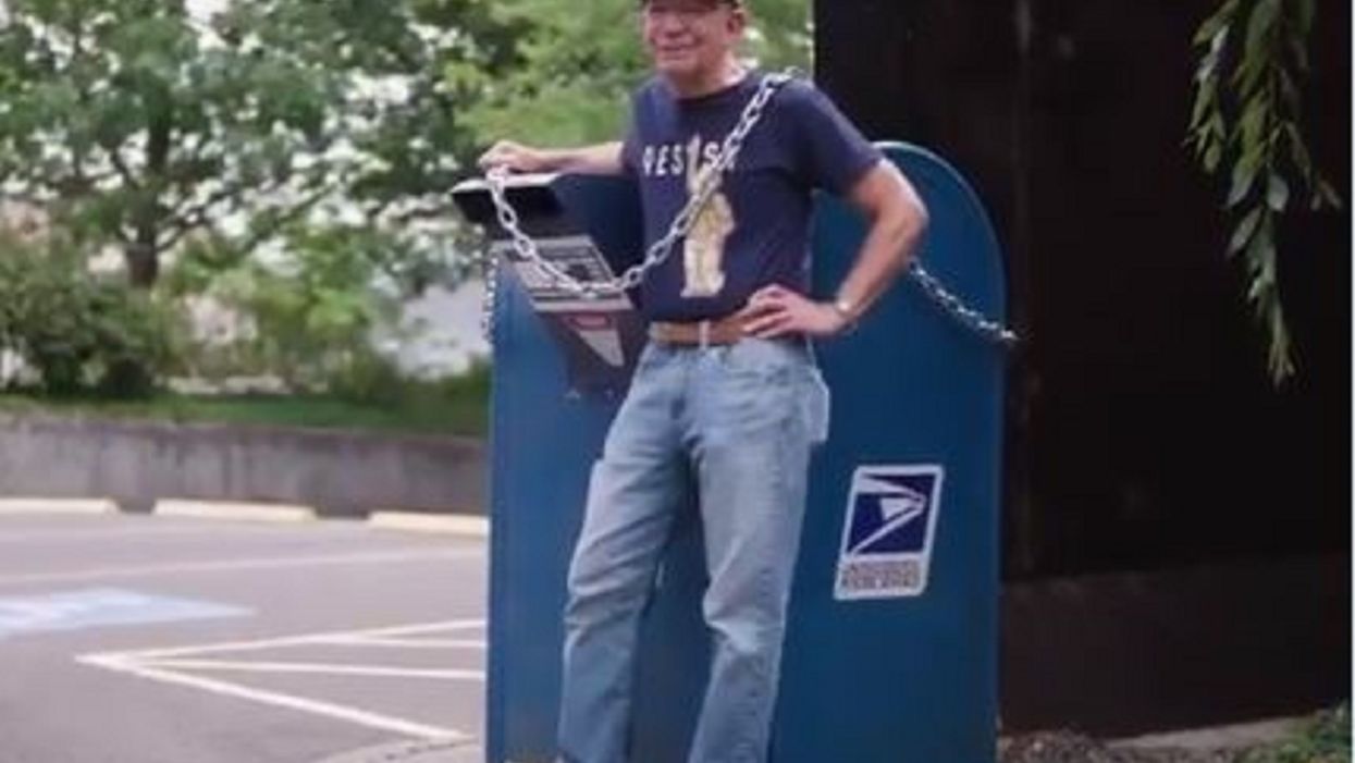 Oregon Dem lawmaker 'chains' himself to a mailbox in order to 'defend' it from Trump administration