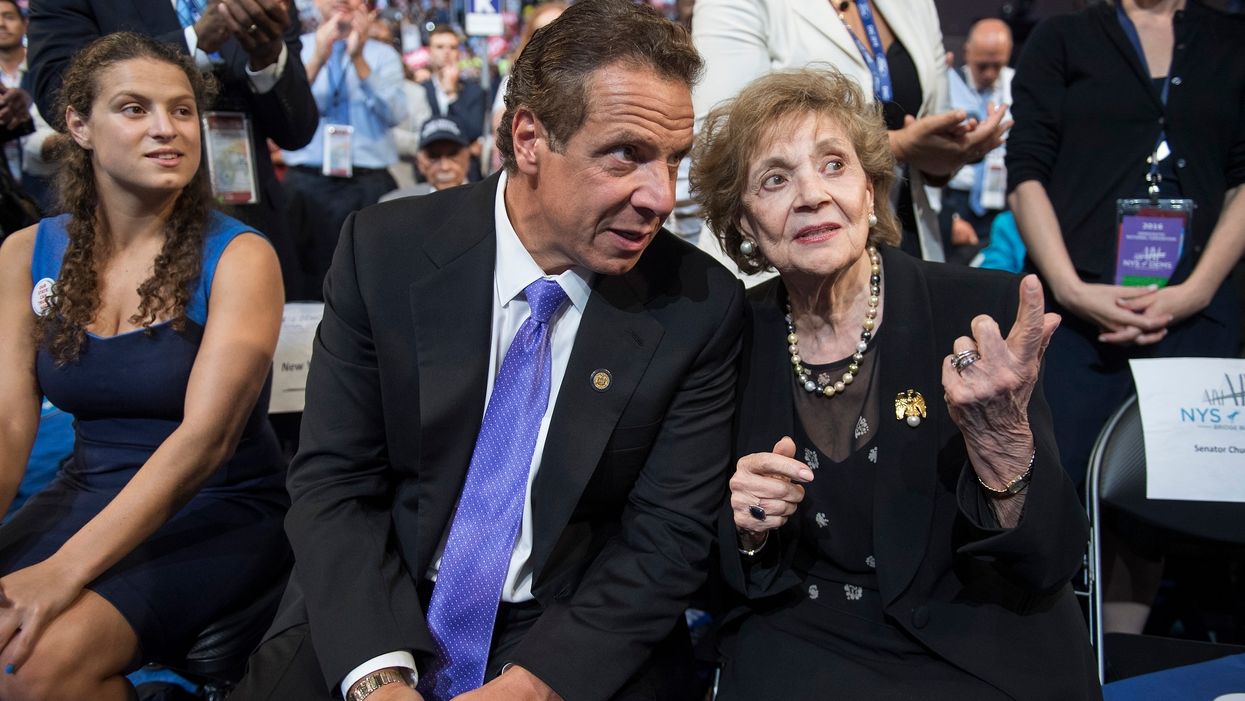 Gov. Cuomo blasted as a hypocrite for inviting his 89-year-old mother to Thanksgiving dinner