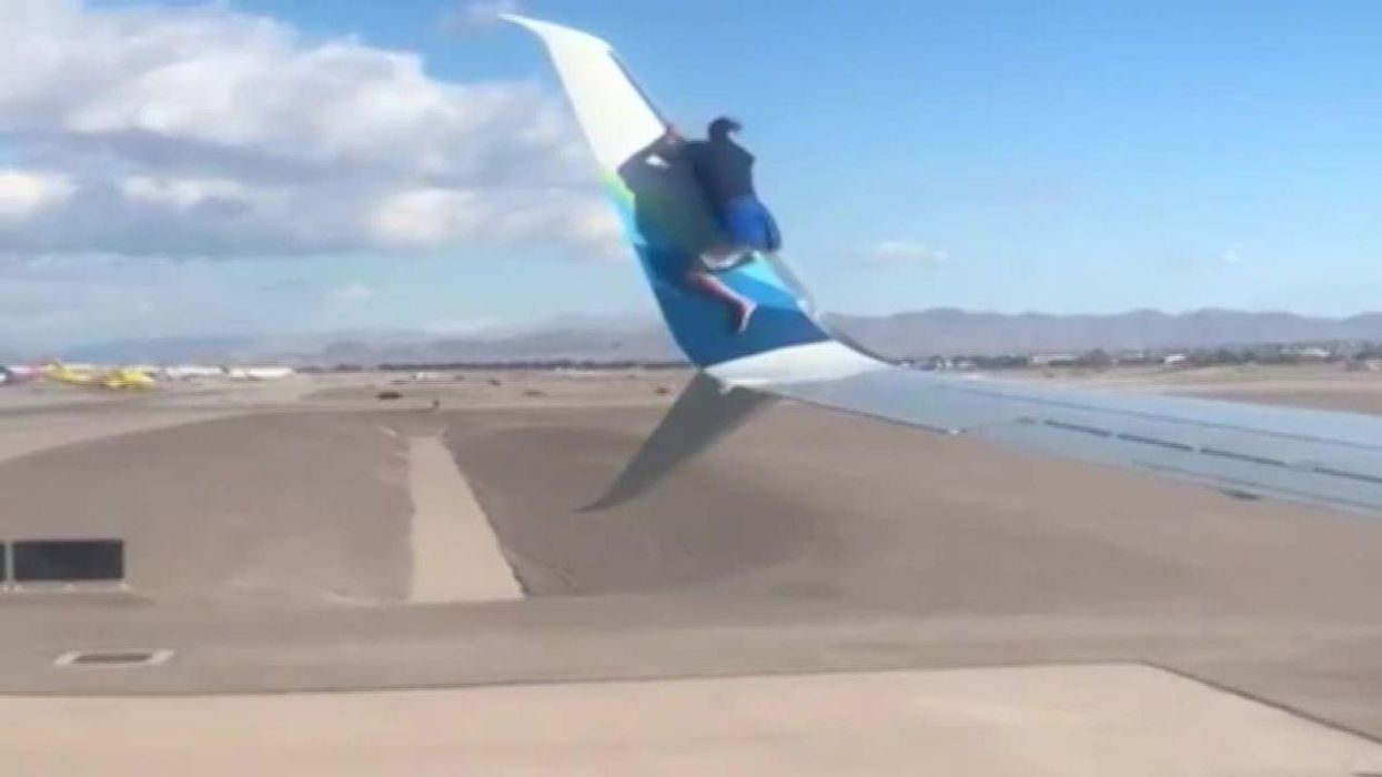 VIDEO: Man arrested for climbing onto wing of airplane preparing for takeoff at Las Vegas airport