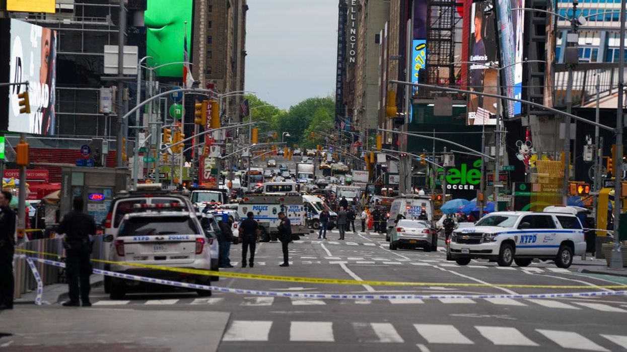 3 shot in Times Square: Video shows 'hero NYPD cop' saving 4-year-old shooting victim; Bill de Blasio blames 'flood of illegal guns'