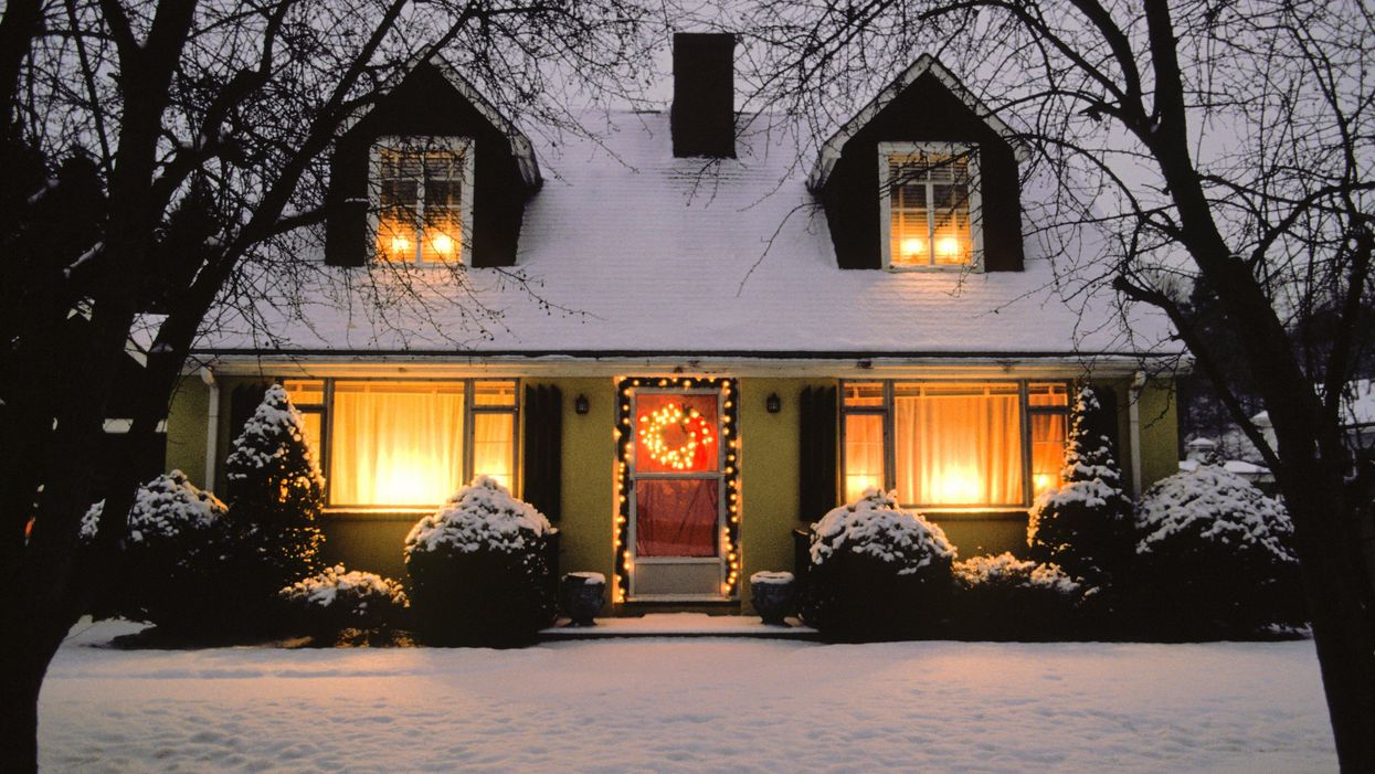 Thugs violently attack dad as he hangs Christmas lights with his daughter outside family's Chicago home