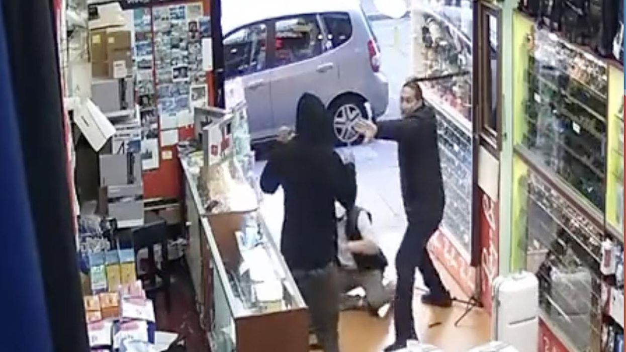 VIDEO: San Francisco store owners fight back against teenage smash-and-grab robbers who use hammers as weapons. The crooks lose.