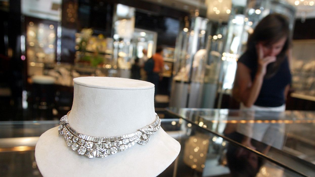 BRAZEN jewelry thieves target victims in broad daylight