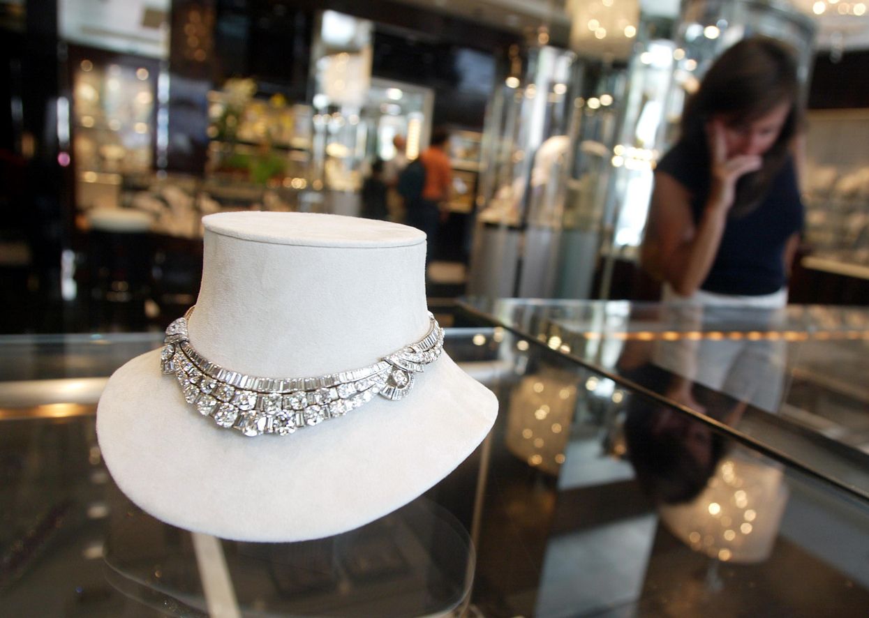 BRAZEN jewelry thieves target victims in broad daylight