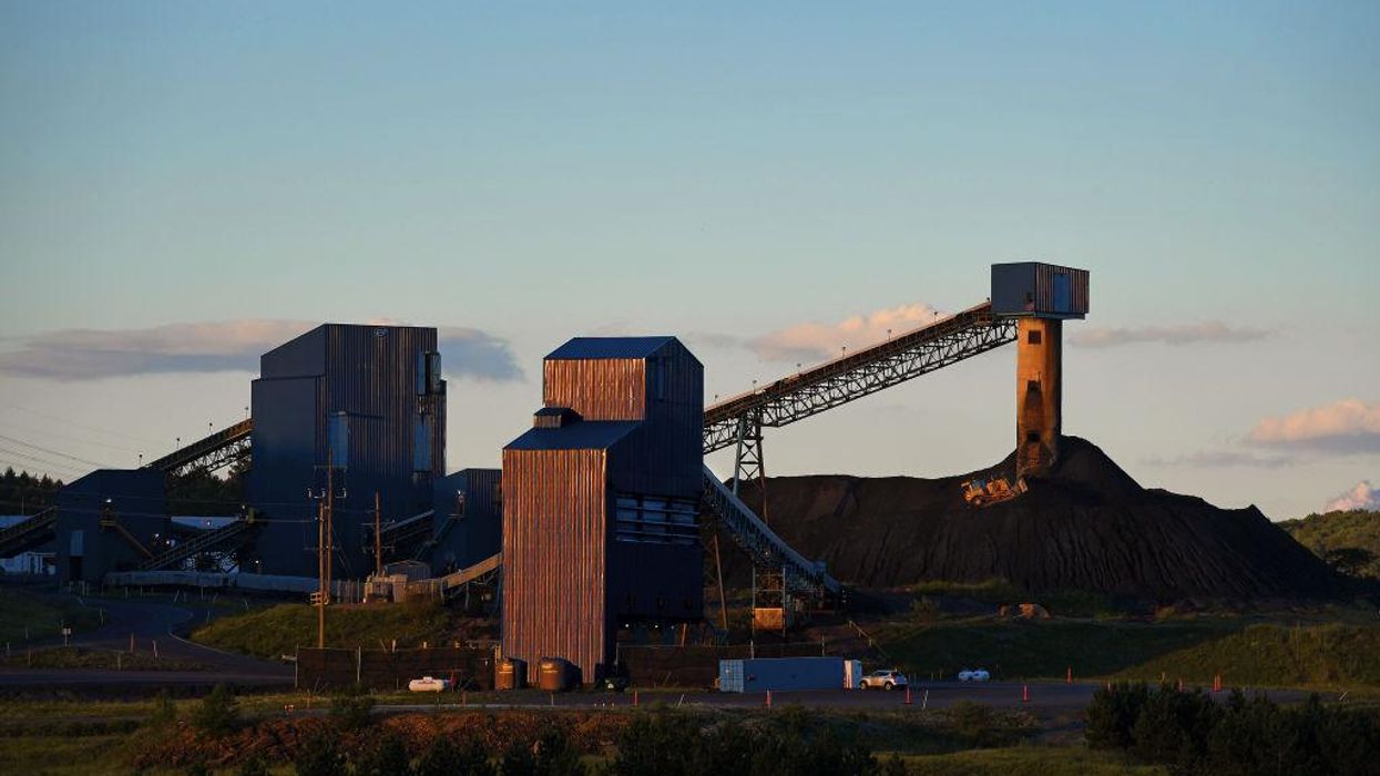 Ironic photo of West Virginia coal miners pushing a stranded electric car of tourist goes viral