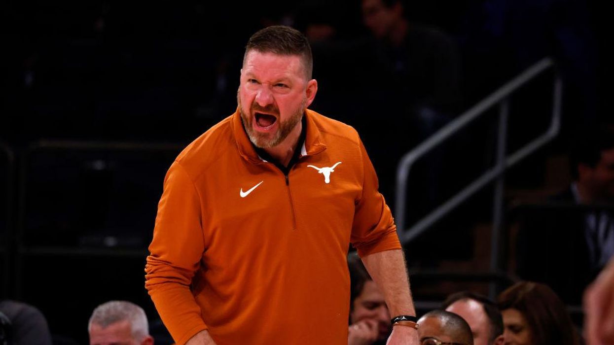 Woman who accused Texas basketball coach Chris Beard of domestic abuse changes story, apologizes