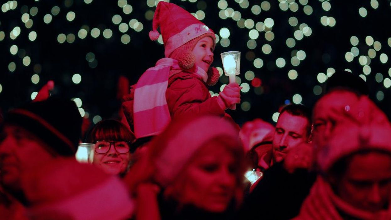 Video: Over 40,000 German soccer fans gather to sing Christmas carols for the first time since 2019