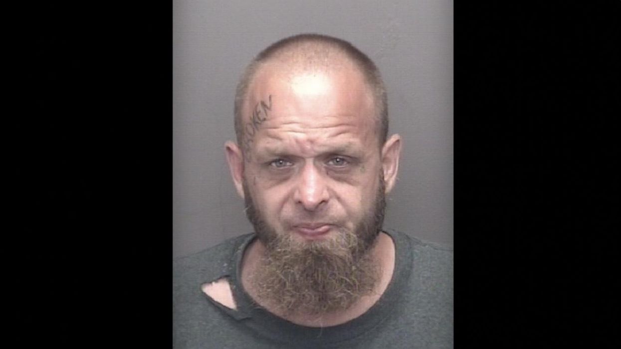 Video: Suspect wrestles Taser from cop, shoots officer with it, runs into garage. Then crook arms himself with axe, blocks people in garage from leaving.