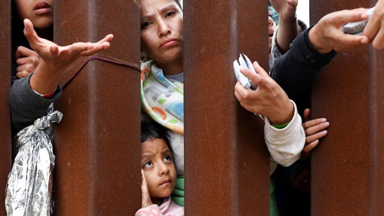 Authorities reportedly ignore migrant moms illegally selling fruit along dangerous highways, babies in tow