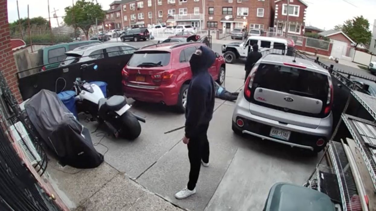 Video: Armed thug guarding crew's brazen catalytic converter theft from home's driveway gives some jaw-dropping advice to angry owner of car