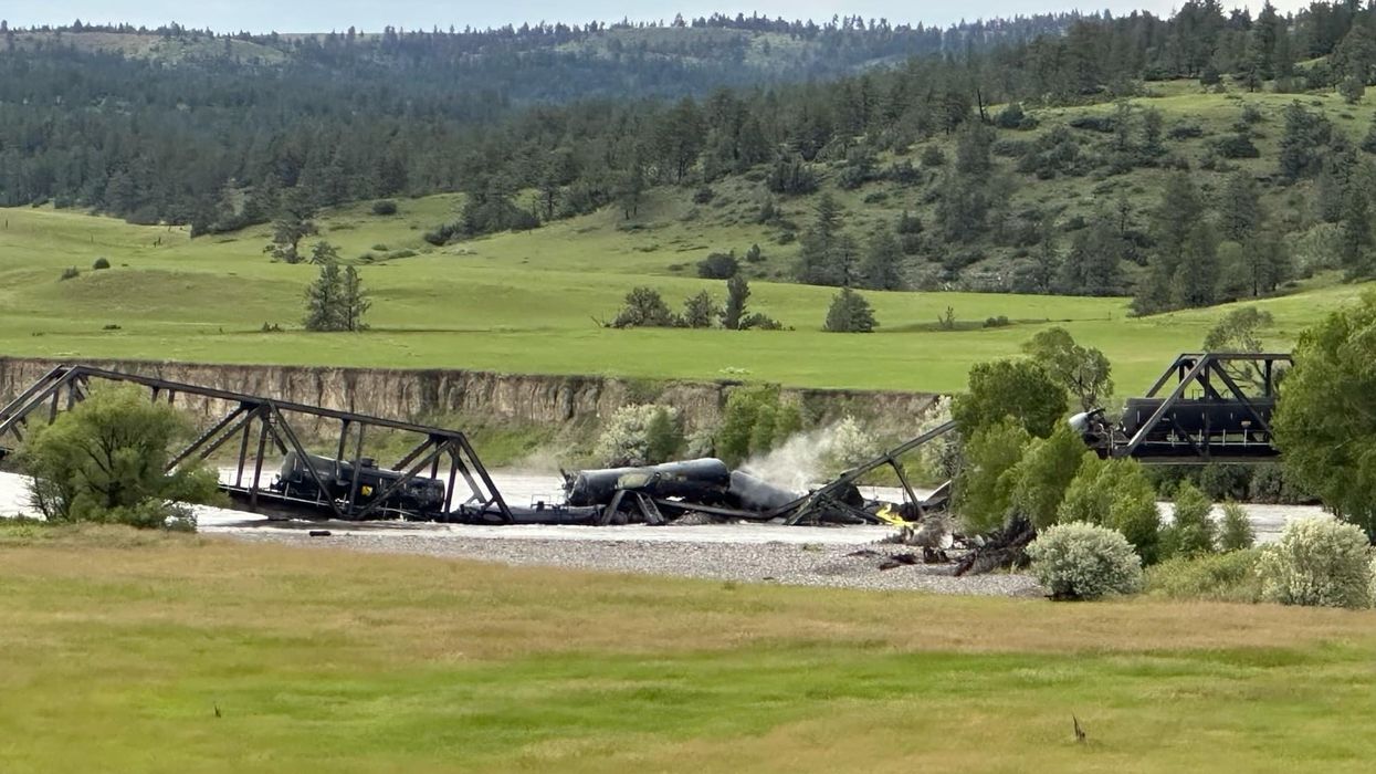 Train derails into Yellowstone River; bridge collapses; tanker cars leaking asphalt, sulfur (UPDATE)