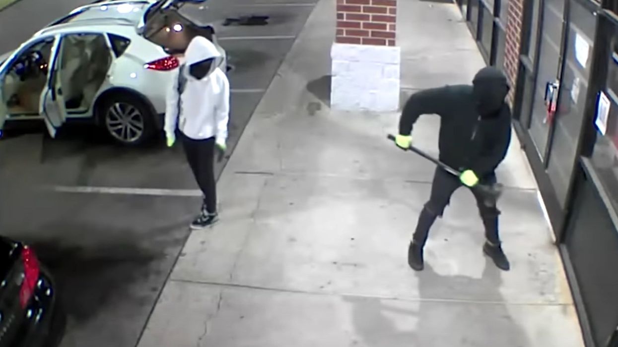 Security video shows would-be burglars give up after being thwarted by plexiglass at Memphis liquor store