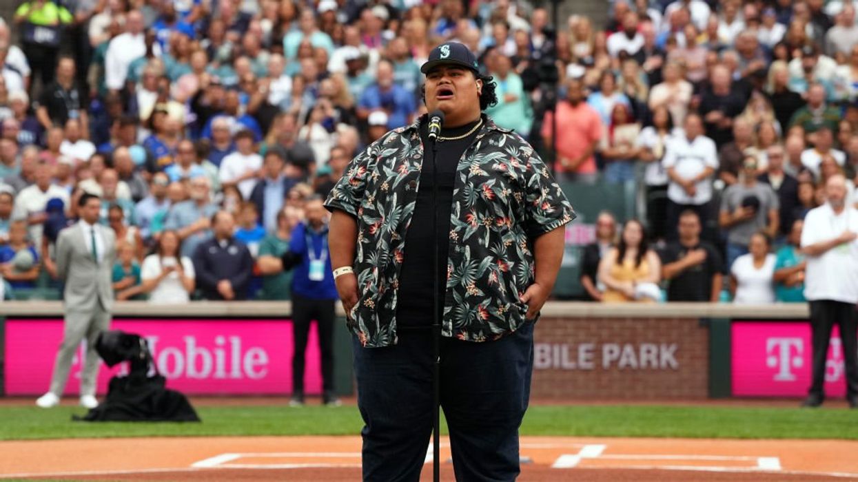 'So sorry guys': 'American Idol' winner apologizes for forgetting to remove hat while singing national anthem