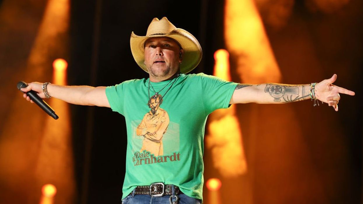Jason Aldean refuses to back down over song backlash, and his newest response leaves crowd chanting 'USA!'