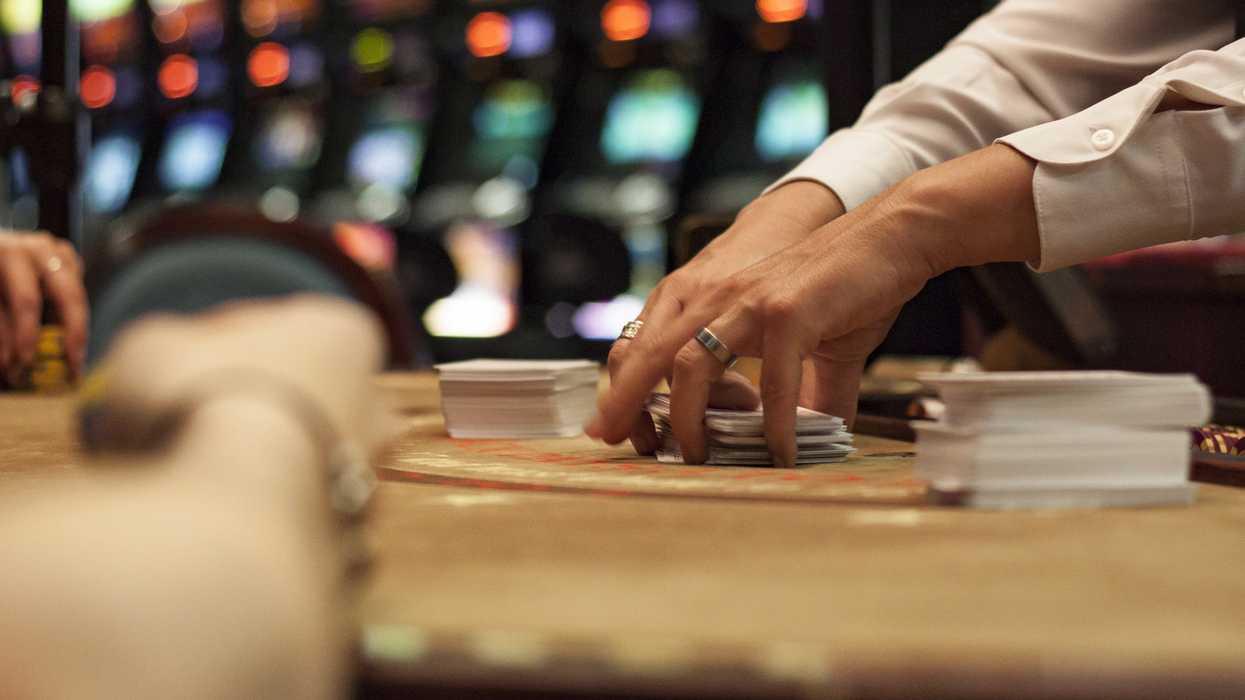 2 Las Vegas baccarat dealers allegedly helped players cheat, win thousands