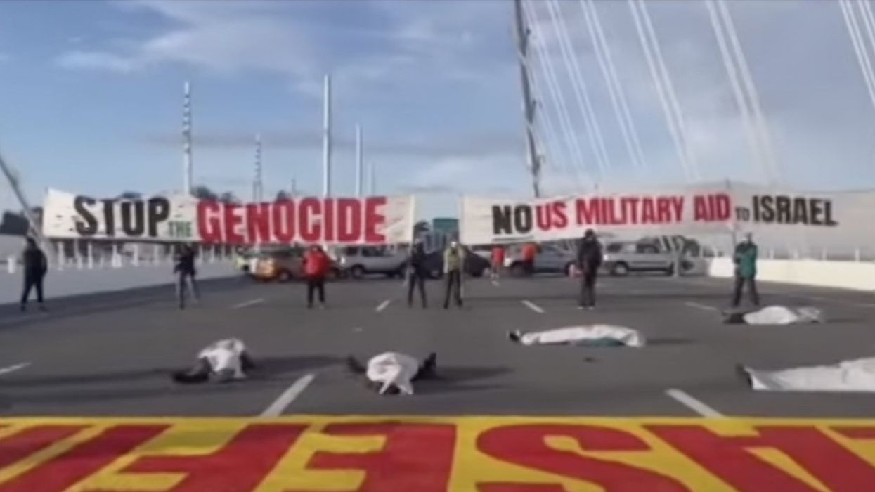 Pro-Palestinian protesters actually toss their car keys into water while shutting down major bridge during rush hour