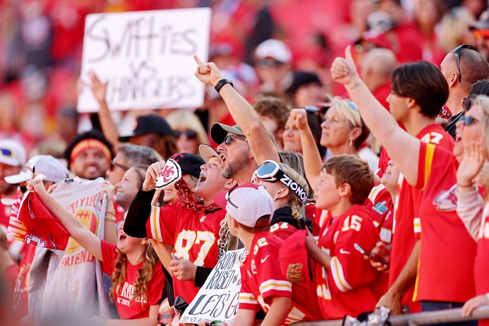 Deadspin writer tries to whip up outrage mob against a child wearing face paint of NFL team and faces fierce backlash instead