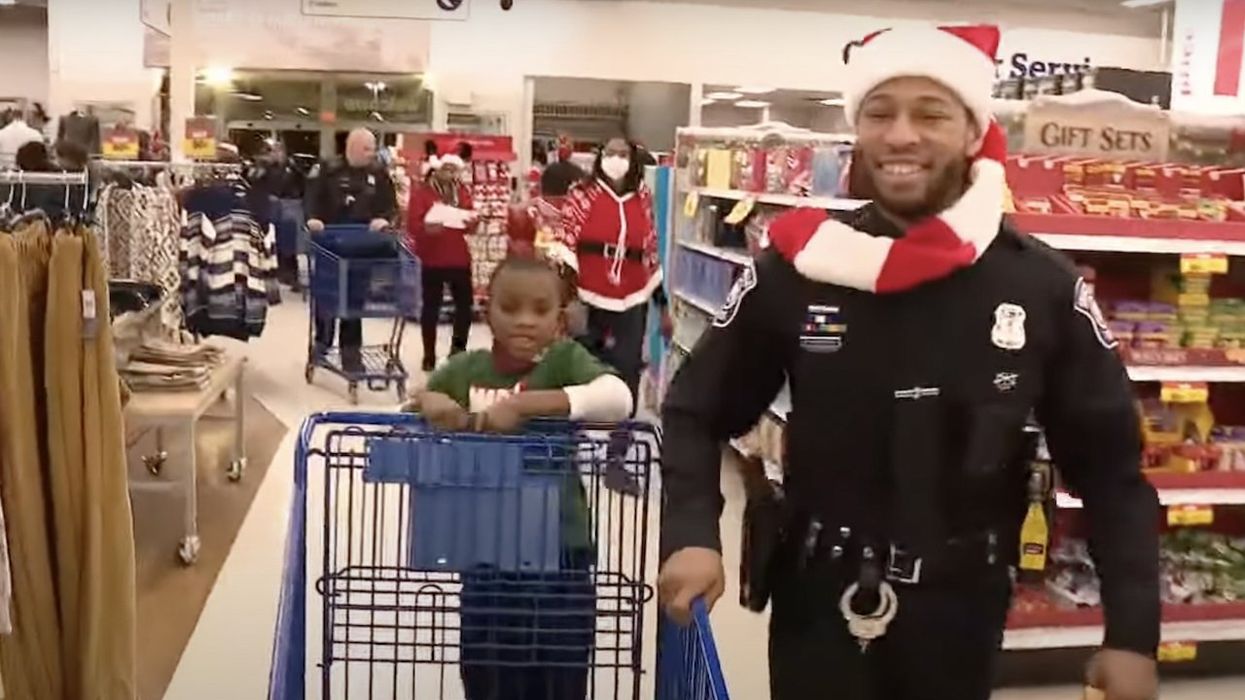 Dumb shoplifter tries stealing $727.86 in items while 75 police officers are in store for 'Shop with a Cop' charity event