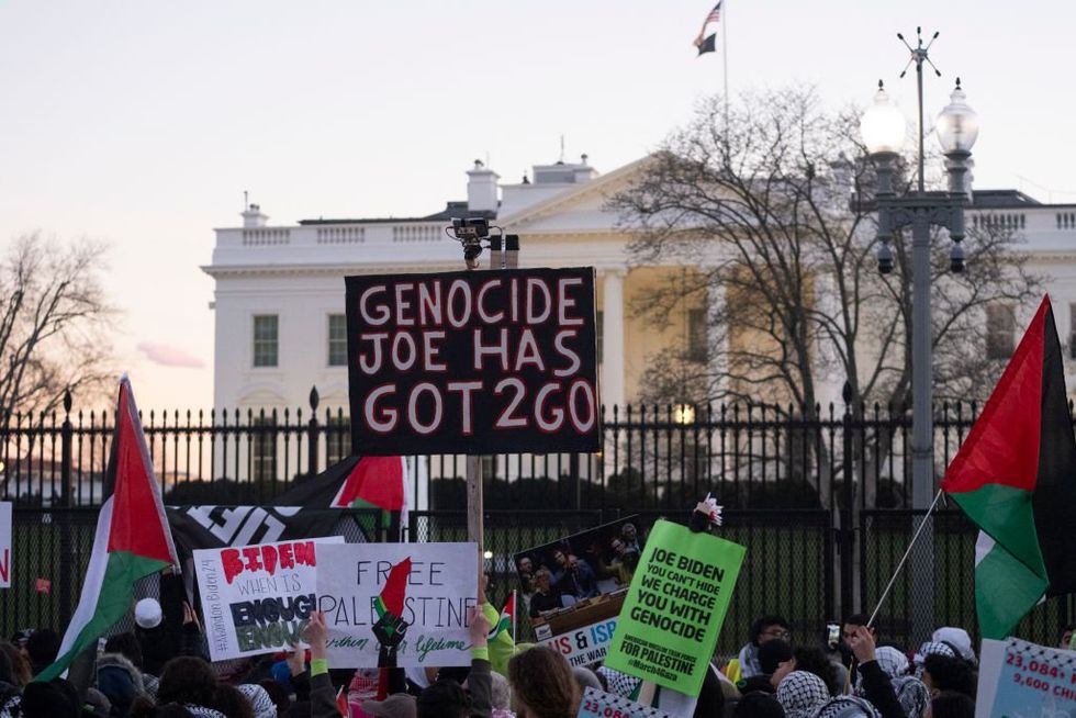 Video: Palestinian supporters try to breach White House fencing‚ rioters attack officers‚ staffers relocated‚ no arrests