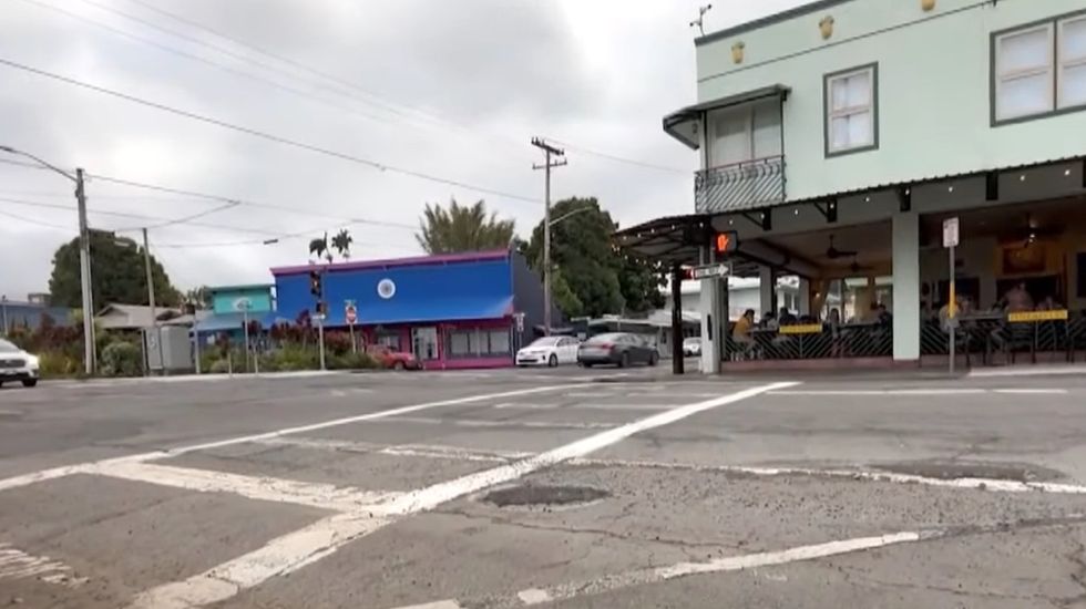 Homeless woman gives birth on sidewalk and drags baby by umbilical cord before trying to run off‚ Hawaii police say