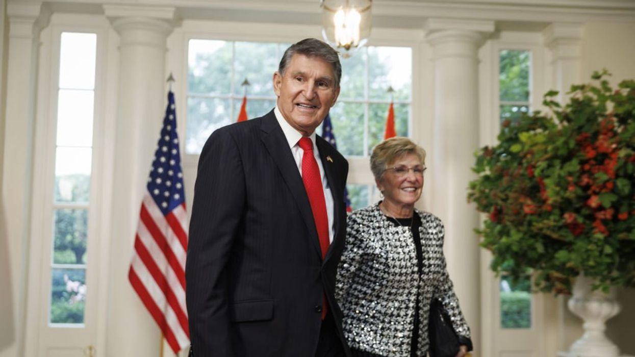 Manchin says wife hospitalized after car accident