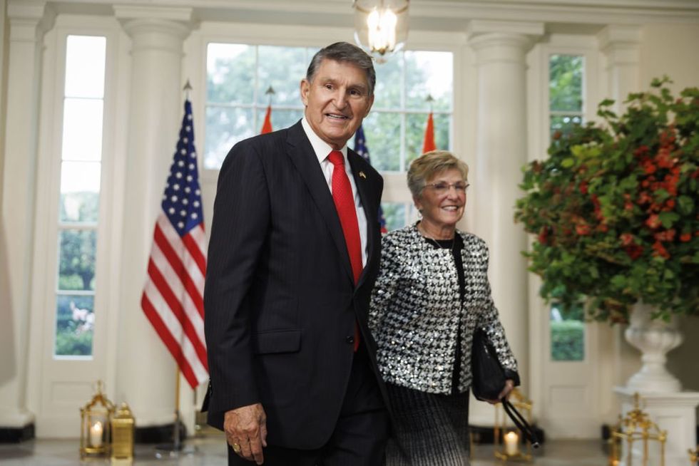 Manchin says wife hospitalized after car accident