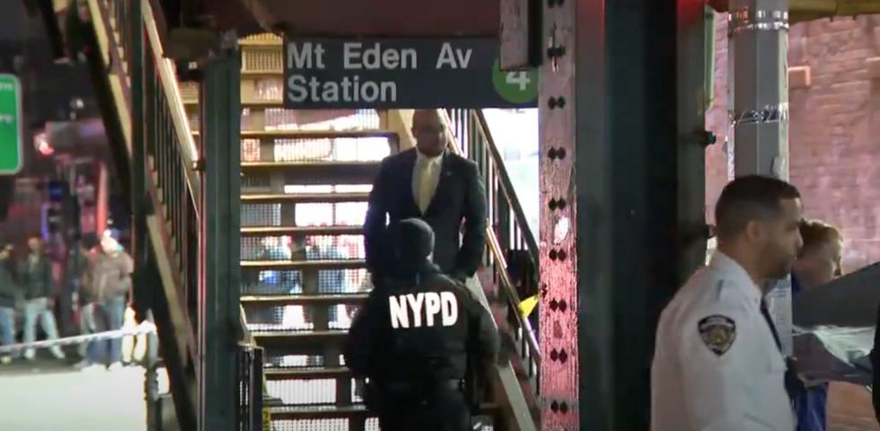 1 killed‚ 5 wounded in shooting at Bronx subway station after a fight; police are hunting for suspect