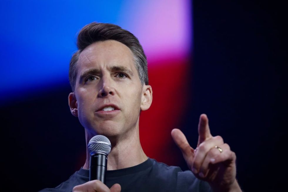 Hawley advocates for government to block Capital One acquisition of Discover