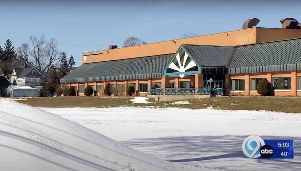 Mom punches middle school teacher in class‚ breaks her facial bones‚ after sneaking into school with students: Authorities