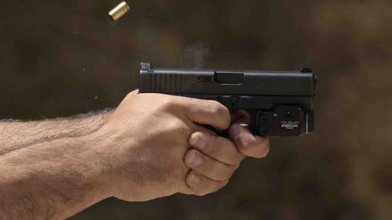Dumb crook returns to house where he pointed gun at homeowner's head and tried to his steal car. This time, victim is ready.