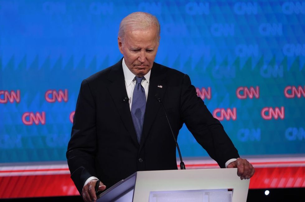 White House staffers provide Biden with large photos on how to walk to the podium: Report