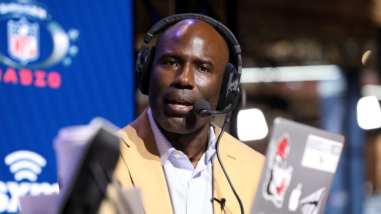 NFL Hall of Famer Terrell Davis: I was handcuffed, taken off United plane after simple 'tap' on flight attendant's shoulder