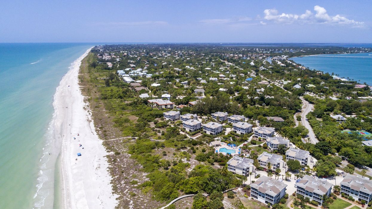 French tourist stabs naked home intruder before fire breaks out at vacation rental, Florida police say