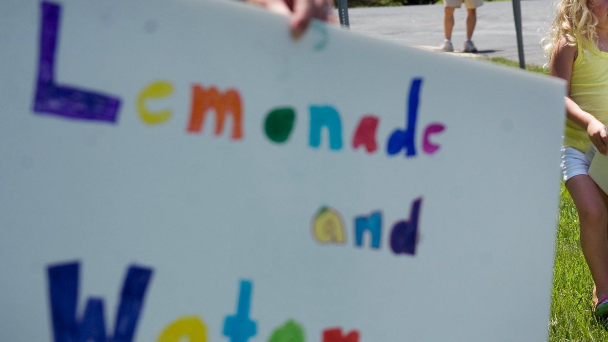 Video captures smiling man walking up to kids' lemonade stand and running away after snatching their money