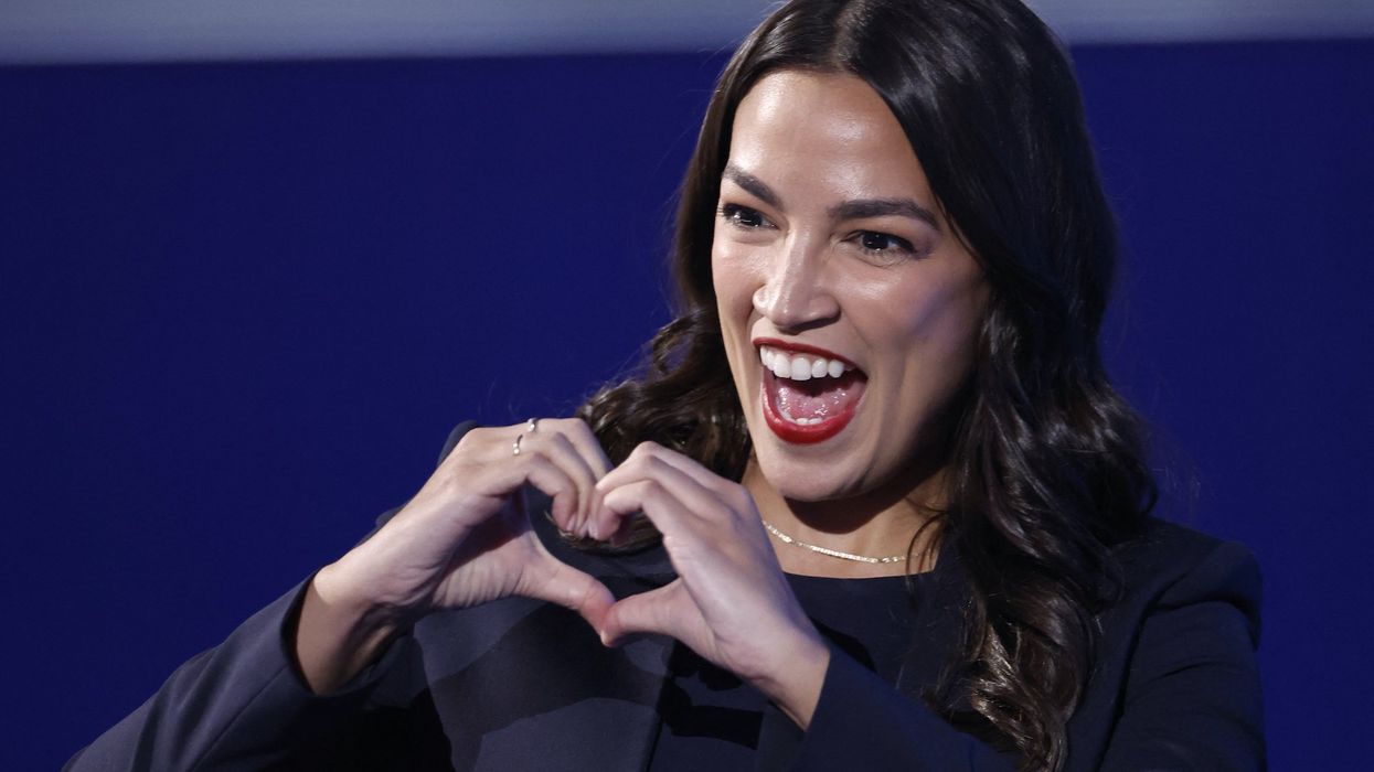 Ocasio-Cortez endorses bizarre bathroom post-it outreach to fearful red state wives: 'This is real'