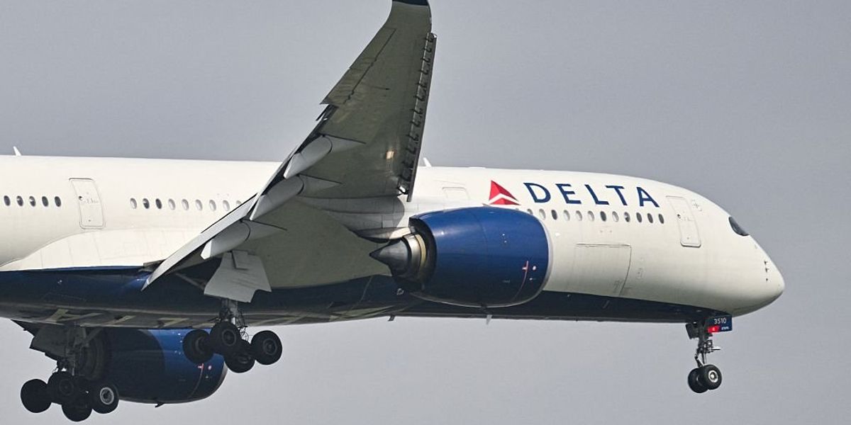 Delta passengers hold up collapsing ceiling mid-flight for more than 30 minutes Delta passengers hold up collapsing ceiling mid-flight for more than 30 minutes