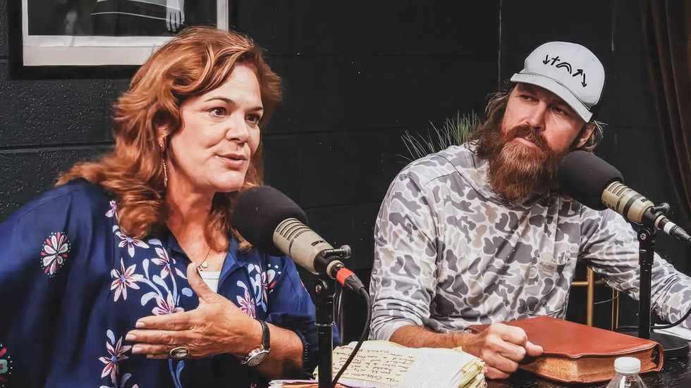 Lisa Harper's heartbreaking yet miraculous adoption journey reduces the Robertsons to tears on 'Unashamed'