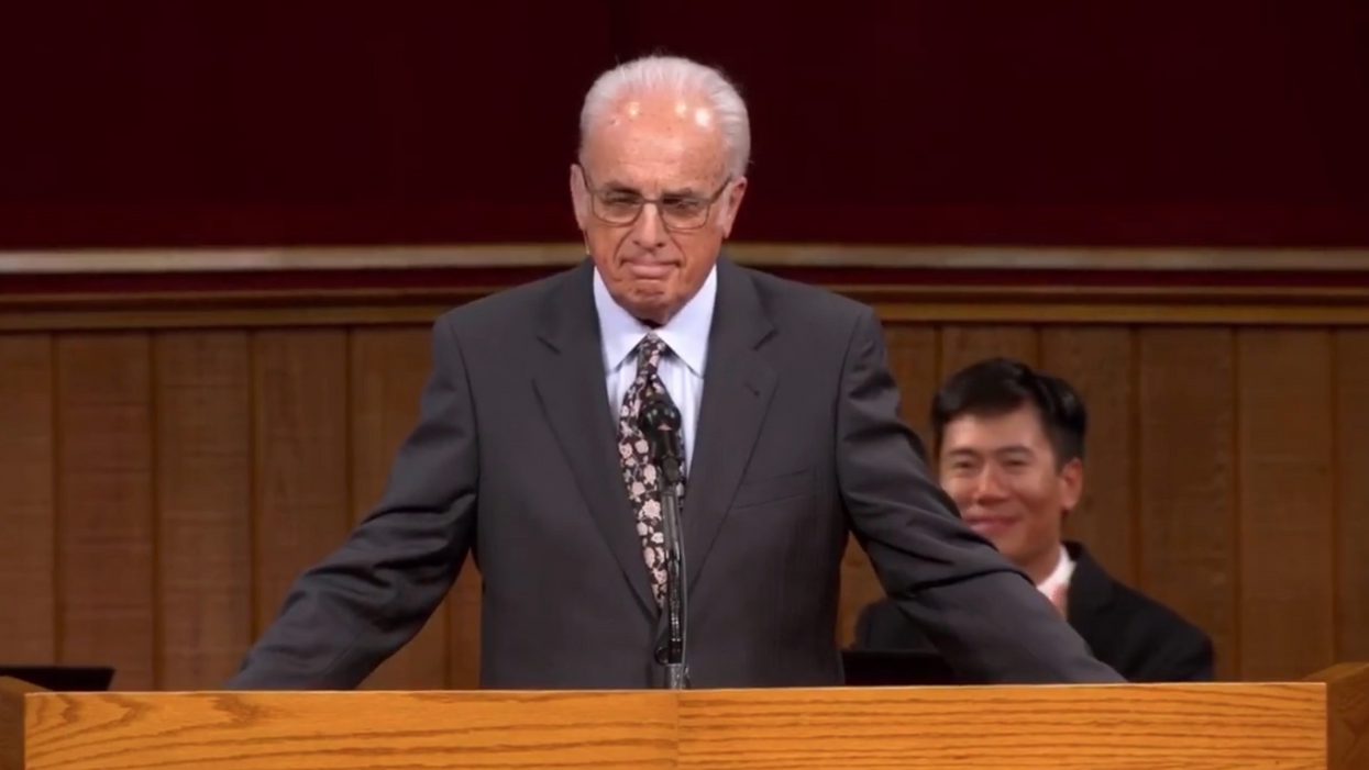 Pastor John MacArthur welcomes churchgoers to the Grace Community Church 'peaceful protest' — gets standing ovation