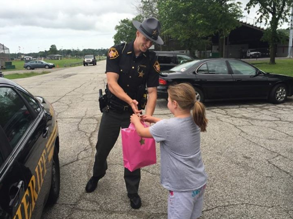 After He Spotted a Young Girl Running a Lemonade Stand, This Police Officer Responded in an Amazing Way