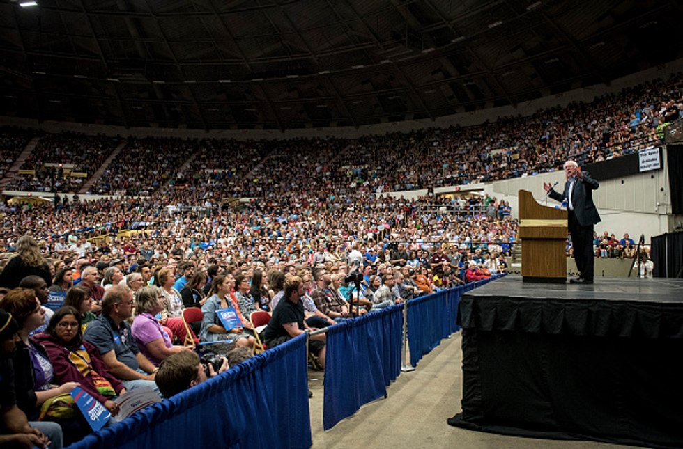 Should Bernie Sanders' Record-Setting Crowds Worry Hillary Clinton?