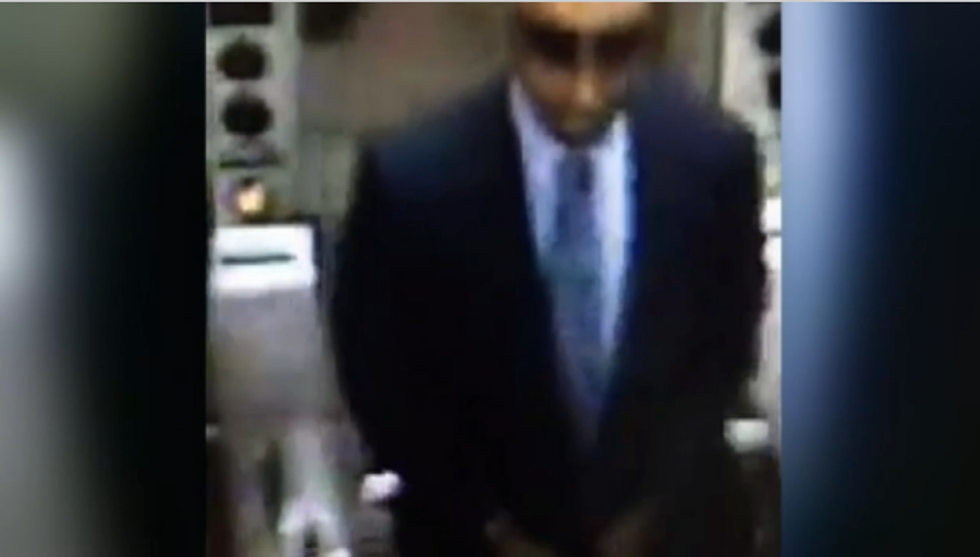 This Is What an NYC Pickpocketing Looks Like (See if You Can Spot It)