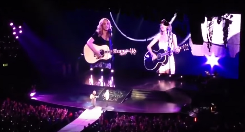 Taylor Swift and 'Friends' star Lisa Kudrow perform duet of 'Smelly Cat' and proceed to break the Internet