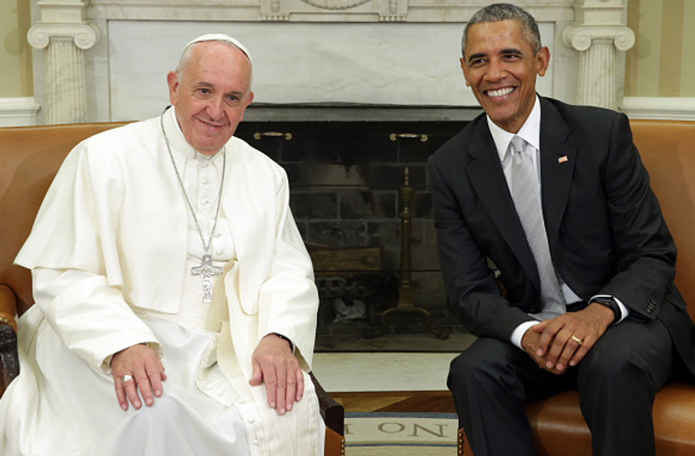 Obama, Pope Exchange Gifts, Talk Refugee Crisis and Religious Freedom in Oval Office Meeting